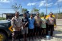 Keempat nelayan Nitaso yang nyaris dibawa arus gelombang saat pancing di Pantai Leli, Minggu, (9/2/2025). | Foto: Polsek Rote Tengah