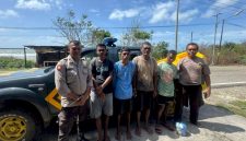 Keempat nelayan Nitaso yang nyaris dibawa arus gelombang saat pancing di Pantai Leli, Minggu, (9/2/2025). | Foto: Polsek Rote Tengah