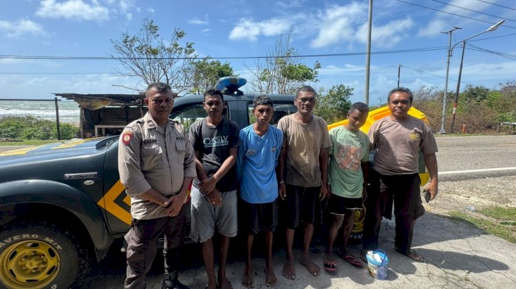 Keempat nelayan Nitaso yang nyaris dibawa arus gelombang saat pancing di Pantai Leli, Minggu, (9/2/2025). | Foto: Polsek Rote Tengah