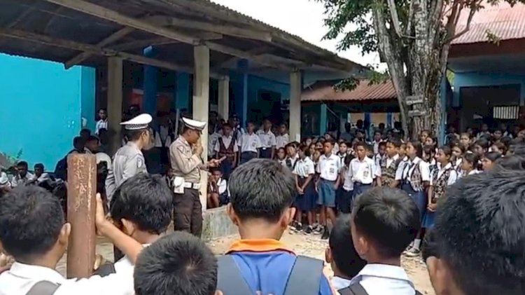 Kegiatan Sosialisasi Keselamatan Dalam Berkendara Bagi Anak Usia Sekolah Untuk Menekan Kejadian Korban Laka Anak Dibawah Umur | Foto: tribratanewsrotendao