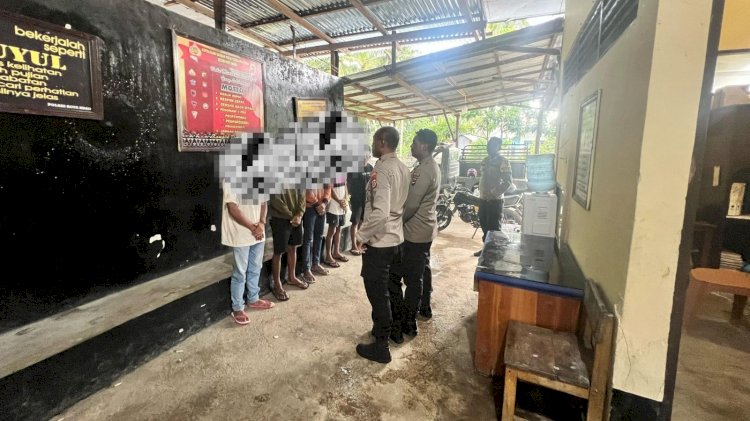 Kapolsek Rote Barat Laut Ipda Andri L Pah, Bersama 5 (Lima) Orang Terduga Pelaku Pengeroyokan | Foto: tribrata_rotendao