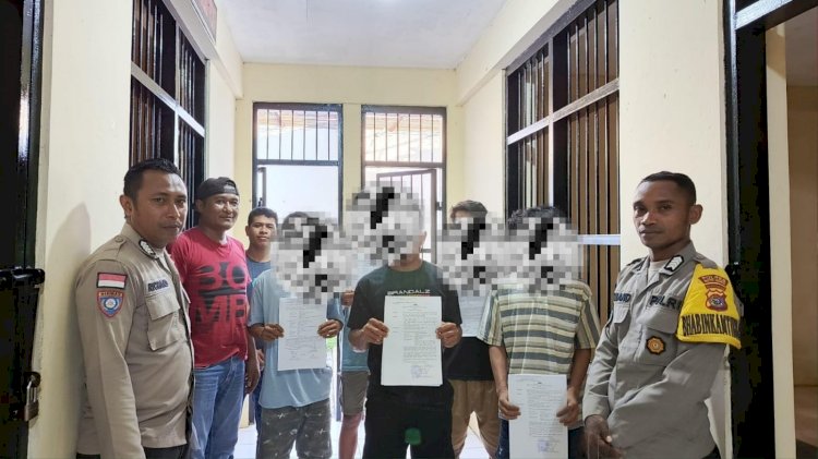 Pelaku pengeroyokan Kepala Desa Boni Sebanyak 5 (Lima) Orang Ditetapkan sebagai Tersangka dan Dititip di Ruang Tahanan Polres Rote Ndao (01/03/2025) | Foto: (Dok. Polres Rote Ndao) 