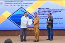 Kepala BPK Perwakilan NTT, Triyantoro, SE, MM, CSFA, menyerahkan LHP kepada Bupati Rote Ndao, Paulus Henuk, SH, di Kantor BPK Perwakilan NTT, Kupang, pada Senin (26/05/2025). Penyerahan ini turut disaksikan oleh Ketua DPRD Kabupaten Rote Ndao, Alfred Saudila, A.Md | Foto: Prokopim/Bidkom_DKISP Kab. Rote Ndao