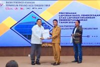 Kepala BPK Perwakilan NTT, Triyantoro, SE, MM, CSFA, menyerahkan LHP kepada Bupati Rote Ndao, Paulus Henuk, SH, di Kantor BPK Perwakilan NTT, Kupang, pada Senin (26/05/2025). Penyerahan ini turut disaksikan oleh Ketua DPRD Kabupaten Rote Ndao, Alfred Saudila, A.Md | Foto: Prokopim/Bidkom_DKISP Kab. Rote Ndao