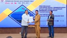 Kepala BPK Perwakilan NTT, Triyantoro, SE, MM, CSFA, menyerahkan LHP kepada Bupati Rote Ndao, Paulus Henuk, SH, di Kantor BPK Perwakilan NTT, Kupang, pada Senin (26/05/2025). Penyerahan ini turut disaksikan oleh Ketua DPRD Kabupaten Rote Ndao, Alfred Saudila, A.Md | Foto: Prokopim/Bidkom_DKISP Kab. Rote Ndao