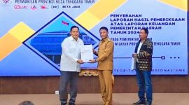Kepala BPK Perwakilan NTT, Triyantoro, SE, MM, CSFA, menyerahkan LHP kepada Bupati Rote Ndao, Paulus Henuk, SH, di Kantor BPK Perwakilan NTT, Kupang, pada Senin (26/05/2025). Penyerahan ini turut disaksikan oleh Ketua DPRD Kabupaten Rote Ndao, Alfred Saudila, A.Md | Foto: Prokopim/Bidkom_DKISP Kab. Rote Ndao