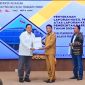 Kepala BPK Perwakilan NTT, Triyantoro, SE, MM, CSFA, menyerahkan LHP kepada Bupati Rote Ndao, Paulus Henuk, SH, di Kantor BPK Perwakilan NTT, Kupang, pada Senin (26/05/2025). Penyerahan ini turut disaksikan oleh Ketua DPRD Kabupaten Rote Ndao, Alfred Saudila, A.Md | Foto: Prokopim/Bidkom_DKISP Kab. Rote Ndao