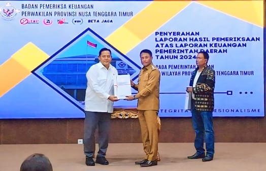 Kepala BPK Perwakilan NTT, Triyantoro, SE, MM, CSFA, menyerahkan LHP kepada Bupati Rote Ndao, Paulus Henuk, SH, di Kantor BPK Perwakilan NTT, Kupang, pada Senin (26/05/2025). Penyerahan ini turut disaksikan oleh Ketua DPRD Kabupaten Rote Ndao, Alfred Saudila, A.Md | Foto: Prokopim/Bidkom_DKISP Kab. Rote Ndao