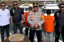 Kapolres Rote Ndao AKBP Mardiono.,S.ST.,M.K.P didampingi Penyidik Ditkrimum Polda NTT AKP Yance Y Kadiaman.,S.H , Kasat Reskrim Polres Rote Ndao AKP Markus Y Foes.,S.H Saat Menyerahkan Dua Tersangka dan Barang Bukti Tindak Pidana People Smuggling Kepada JPU Kejari Baa (Senin 26/05/2025) | Foto: Polres Rote Ndao