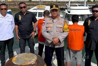Kapolres Rote Ndao AKBP Mardiono.,S.ST.,M.K.P didampingi Penyidik Ditkrimum Polda NTT AKP Yance Y Kadiaman.,S.H , Kasat Reskrim Polres Rote Ndao AKP Markus Y Foes.,S.H Saat Menyerahkan Dua Tersangka dan Barang Bukti Tindak Pidana People Smuggling Kepada JPU Kejari Baa (Senin 26/05/2025) | Foto: Polres Rote Ndao