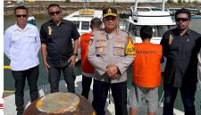 Kapolres Rote Ndao AKBP Mardiono.,S.ST.,M.K.P didampingi Penyidik Ditkrimum Polda NTT AKP Yance Y Kadiaman.,S.H , Kasat Reskrim Polres Rote Ndao AKP Markus Y Foes.,S.H Saat Menyerahkan Dua Tersangka dan Barang Bukti Tindak Pidana People Smuggling Kepada JPU Kejari Baa (Senin 26/05/2025) | Foto: Polres Rote Ndao