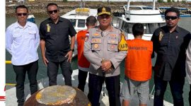 Kapolres Rote Ndao AKBP Mardiono.,S.ST.,M.K.P didampingi Penyidik Ditkrimum Polda NTT AKP Yance Y Kadiaman.,S.H , Kasat Reskrim Polres Rote Ndao AKP Markus Y Foes.,S.H Saat Menyerahkan Dua Tersangka dan Barang Bukti Tindak Pidana People Smuggling Kepada JPU Kejari Baa (Senin 26/05/2025) | Foto: Polres Rote Ndao
