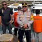 Kapolres Rote Ndao AKBP Mardiono.,S.ST.,M.K.P didampingi Penyidik Ditkrimum Polda NTT AKP Yance Y Kadiaman.,S.H , Kasat Reskrim Polres Rote Ndao AKP Markus Y Foes.,S.H Saat Menyerahkan Dua Tersangka dan Barang Bukti Tindak Pidana People Smuggling Kepada JPU Kejari Baa (Senin 26/05/2025) | Foto: Polres Rote Ndao