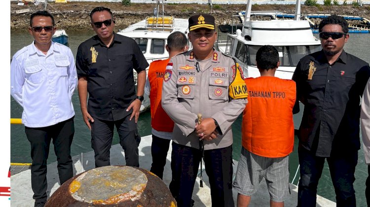 Kapolres Rote Ndao AKBP Mardiono.,S.ST.,M.K.P didampingi Penyidik Ditkrimum Polda NTT AKP Yance Y Kadiaman.,S.H , Kasat Reskrim Polres Rote Ndao AKP Markus Y Foes.,S.H Saat Menyerahkan Dua Tersangka dan Barang Bukti Tindak Pidana People Smuggling Kepada JPU Kejari Baa (Senin 26/05/2025) | Foto: Polres Rote Ndao