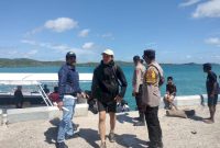 Evakuasi Penumpang Dari atas Kapal tiba di Pelabuhan Oebou dengan pengamanan dan pengawalan dari Personel Polres Rote Ndao (Minggu 04/05/2025) | Foto: dok. Polres Rote Ndao