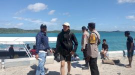 Evakuasi Penumpang Dari atas Kapal tiba di Pelabuhan Oebou dengan pengamanan dan pengawalan dari Personel Polres Rote Ndao (Minggu 04/05/2025) | Foto: dok. Polres Rote Ndao