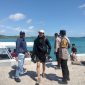 Evakuasi Penumpang Dari atas Kapal tiba di Pelabuhan Oebou dengan pengamanan dan pengawalan dari Personel Polres Rote Ndao (Minggu 04/05/2025) | Foto: dok. Polres Rote Ndao
