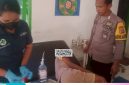 Personel Polsek Rote Timur Mendampingi Korban Saat Dilakukan Perawatan di Puskesmas Sotimori (Selasa 13/05/2025) | Foto: Dok. Polres Rote Ndao