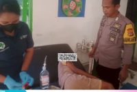 Personel Polsek Rote Timur Mendampingi Korban Saat Dilakukan Perawatan di Puskesmas Sotimori (Selasa 13/05/2025) | Foto: Dok. Polres Rote Ndao