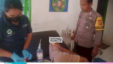 Personel Polsek Rote Timur Mendampingi Korban Saat Dilakukan Perawatan di Puskesmas Sotimori (Selasa 13/05/2025) | Foto: Dok. Polres Rote Ndao