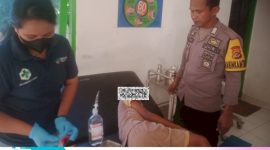 Personel Polsek Rote Timur Mendampingi Korban Saat Dilakukan Perawatan di Puskesmas Sotimori (Selasa 13/05/2025) | Foto: Dok. Polres Rote Ndao