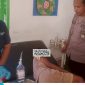 Personel Polsek Rote Timur Mendampingi Korban Saat Dilakukan Perawatan di Puskesmas Sotimori (Selasa 13/05/2025) | Foto: Dok. Polres Rote Ndao