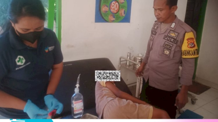 Personel Polsek Rote Timur Mendampingi Korban Saat Dilakukan Perawatan di Puskesmas Sotimori (Selasa 13/05/2025) | Foto: Dok. Polres Rote Ndao
