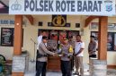 Penyerahan Barang Temuan Operasi Pekat Turangga 2025 Dari Kapolsek Rote Barat Ipda I Gusti Ngurah Wira Setyawan.,S.H kepada Kabag Ops Polres Rote Ndao AKP Victor Hari Saputra.,S.Pi.,M.Si (Senin 19/05/2025) | Foto: Humas Polres Rote Ndao
