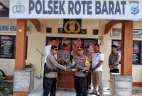 Penyerahan Barang Temuan Operasi Pekat Turangga 2025 Dari Kapolsek Rote Barat Ipda I Gusti Ngurah Wira Setyawan.,S.H kepada Kabag Ops Polres Rote Ndao AKP Victor Hari Saputra.,S.Pi.,M.Si (Senin 19/05/2025) | Foto: Humas Polres Rote Ndao