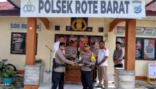 Penyerahan Barang Temuan Operasi Pekat Turangga 2025 Dari Kapolsek Rote Barat Ipda I Gusti Ngurah Wira Setyawan.,S.H kepada Kabag Ops Polres Rote Ndao AKP Victor Hari Saputra.,S.Pi.,M.Si (Senin 19/05/2025) | Foto: Humas Polres Rote Ndao