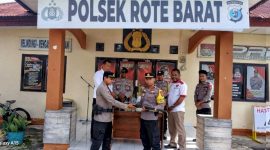 Penyerahan Barang Temuan Operasi Pekat Turangga 2025 Dari Kapolsek Rote Barat Ipda I Gusti Ngurah Wira Setyawan.,S.H kepada Kabag Ops Polres Rote Ndao AKP Victor Hari Saputra.,S.Pi.,M.Si (Senin 19/05/2025) | Foto: Humas Polres Rote Ndao
