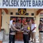 Penyerahan Barang Temuan Operasi Pekat Turangga 2025 Dari Kapolsek Rote Barat Ipda I Gusti Ngurah Wira Setyawan.,S.H kepada Kabag Ops Polres Rote Ndao AKP Victor Hari Saputra.,S.Pi.,M.Si (Senin 19/05/2025) | Foto: Humas Polres Rote Ndao