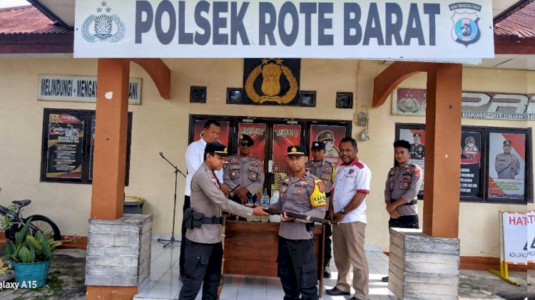 Penyerahan Barang Temuan Operasi Pekat Turangga 2025 Dari Kapolsek Rote Barat Ipda I Gusti Ngurah Wira Setyawan.,S.H kepada Kabag Ops Polres Rote Ndao AKP Victor Hari Saputra.,S.Pi.,M.Si (Senin 19/05/2025) | Foto: Humas Polres Rote Ndao