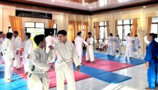 Personel Polres Rote Ndao Melaksanakan Ujian Beladiri Sebagai Syarat Kenaikan Pangkat TMT 01 Juli 2025 (Minggu 11/5/2025) | Foto: Dok. Polres Rote Ndao