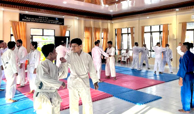 Personel Polres Rote Ndao Melaksanakan Ujian Beladiri Sebagai Syarat Kenaikan Pangkat TMT 01 Juli 2025 (Minggu 11/5/2025) | Foto: Dok. Polres Rote Ndao