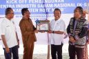 Menteri Kelautan dan Perikanan Sakti Wahyu Trenggono bersama Gubernur NTT Emanuel Melkiades Laka Lena, Bupati Rote Ndao Paulus Henuk dan Anggota DPR RI Usman Husin dalam acara peluncuran pembangunan Kawasan Sentra Industri Garam Nasional di Kabupaten Rote Ndao, NTT pada Selasa (3/6/2025) | Foto: eddy\mll