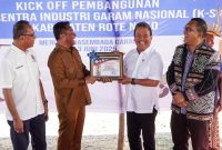 Menteri Kelautan dan Perikanan Sakti Wahyu Trenggono bersama Gubernur NTT Emanuel Melkiades Laka Lena, Bupati Rote Ndao Paulus Henuk dan Anggota DPR RI Usman Husin dalam acara peluncuran pembangunan Kawasan Sentra Industri Garam Nasional di Kabupaten Rote Ndao, NTT pada Selasa (3/6/2025) | Foto: eddy\mll