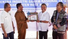 Menteri Kelautan dan Perikanan Sakti Wahyu Trenggono bersama Gubernur NTT Emanuel Melkiades Laka Lena, Bupati Rote Ndao Paulus Henuk dan Anggota DPR RI Usman Husin dalam acara peluncuran pembangunan Kawasan Sentra Industri Garam Nasional di Kabupaten Rote Ndao, NTT pada Selasa (3/6/2025) | Foto: eddy\mll