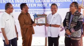 Menteri Kelautan dan Perikanan Sakti Wahyu Trenggono bersama Gubernur NTT Emanuel Melkiades Laka Lena, Bupati Rote Ndao Paulus Henuk dan Anggota DPR RI Usman Husin dalam acara peluncuran pembangunan Kawasan Sentra Industri Garam Nasional di Kabupaten Rote Ndao, NTT pada Selasa (3/6/2025) | Foto: eddy\mll