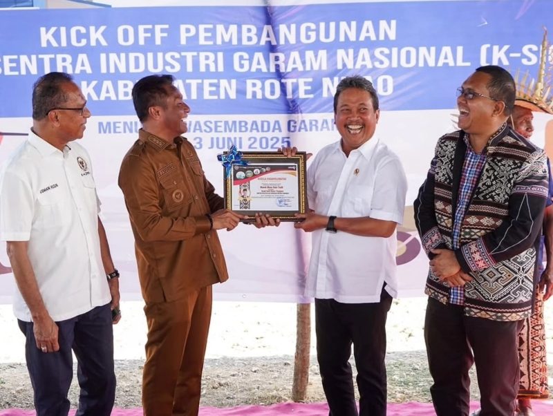 Menteri Kelautan dan Perikanan Sakti Wahyu Trenggono bersama Gubernur NTT Emanuel Melkiades Laka Lena, Bupati Rote Ndao Paulus Henuk dan Anggota DPR RI Usman Husin dalam acara peluncuran pembangunan Kawasan Sentra Industri Garam Nasional di Kabupaten Rote Ndao, NTT pada Selasa (3/6/2025) | Foto: eddy\mll