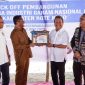 Menteri Kelautan dan Perikanan Sakti Wahyu Trenggono bersama Gubernur NTT Emanuel Melkiades Laka Lena, Bupati Rote Ndao Paulus Henuk dan Anggota DPR RI Usman Husin dalam acara peluncuran pembangunan Kawasan Sentra Industri Garam Nasional di Kabupaten Rote Ndao, NTT pada Selasa (3/6/2025) | Foto: eddy\mll
