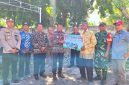 Bupati Rote Ndo Paulus Henuk, SH secara simbolis menyerahkan hewan kurban jenis Sapi bagi umat Muslim dalam rangka perayaan Hari Raya Idul Adha 1446 H Tahun 2025 | Foto: Bidkom_DKISP Rote Ndao