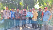 Bupati Rote Ndo Paulus Henuk, SH secara simbolis menyerahkan hewan kurban jenis Sapi bagi umat Muslim dalam rangka perayaan Hari Raya Idul Adha 1446 H Tahun 2025 | Foto: Bidkom_DKISP Rote Ndao