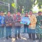 Bupati Rote Ndo Paulus Henuk, SH secara simbolis menyerahkan hewan kurban jenis Sapi bagi umat Muslim dalam rangka perayaan Hari Raya Idul Adha 1446 H Tahun 2025 | Foto: Bidkom_DKISP Rote Ndao