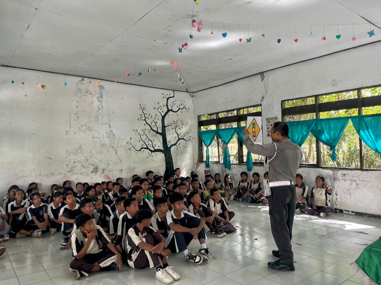 Sosialisasi Kamseltibcarlantas Oleh Personel Satuan Lalu Lintas Polres Rote Ndao Pada SMP Satap Batulai (Kamis 12/05/2025) | Foto: Dok. Polres Rote Ndao