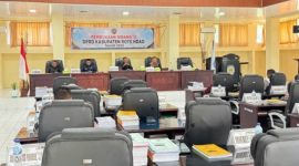 Bupati Rote Ndao Paulus Henuk, SH, Ketua DPRD Alfred Saudila, A.Md, Sekretaris Daerah Drs. Jonas M. Selly, MM dan para Wakil Ketua DPRD Denyson Moy, ST pada Pembukaan Sidang II DPRD Kabupaten Rote Ndao, Senin (14/07/2025) | Foto: Bidkom_DKISP Rote Ndao