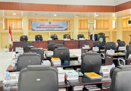 Bupati Rote Ndao Paulus Henuk, SH, Ketua DPRD Alfred Saudila, A.Md, Sekretaris Daerah Drs. Jonas M. Selly, MM dan para Wakil Ketua DPRD Denyson Moy, ST pada Pembukaan Sidang II DPRD Kabupaten Rote Ndao, Senin (14/07/2025) | Foto: Bidkom_DKISP Rote Ndao