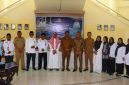 Bupati Rote Ndao Paulus Henuk, SH, Sekretaris Dearah Drs. Jonas M. Selly, MM dan para Asissten, Kepala Kantor Kemenag Kabupaten Rote Ndao bersama Jemaah Haji dan keluarga | Foto: Bidkom_DKISP Rote Ndao