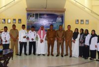 Bupati Rote Ndao Paulus Henuk, SH, Sekretaris Dearah Drs. Jonas M. Selly, MM dan para Asissten, Kepala Kantor Kemenag Kabupaten Rote Ndao bersama Jemaah Haji dan keluarga | Foto: Bidkom_DKISP Rote Ndao