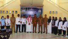 Bupati Rote Ndao Paulus Henuk, SH, Sekretaris Dearah Drs. Jonas M. Selly, MM dan para Asissten, Kepala Kantor Kemenag Kabupaten Rote Ndao bersama Jemaah Haji dan keluarga | Foto: Bidkom_DKISP Rote Ndao